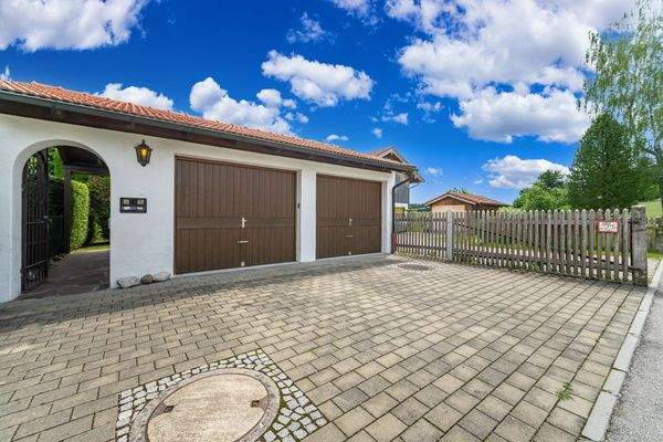 Doppelgarage mit Vorplatz