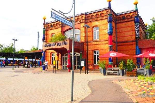 Hundertwasser-Bahnhof direkt nebenan