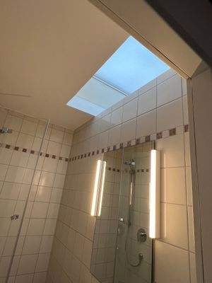 Dachfenster Badezimmer mit Dusche