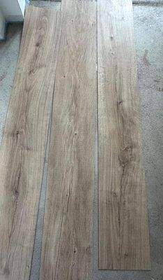 Als künftiger Fußboden wird im Obergeschoss dieser