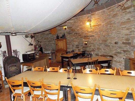 Weinprobierstube mit viel Platz und Kaminofen 