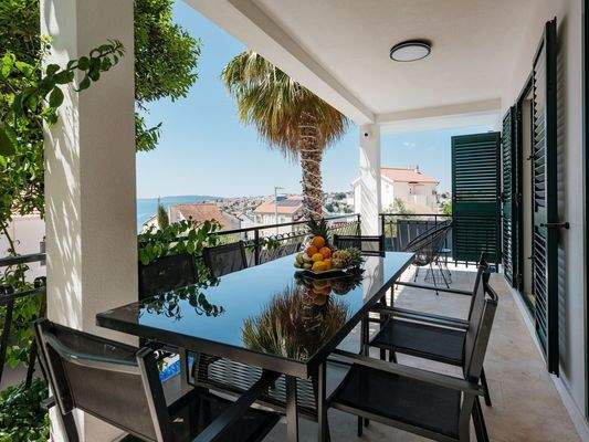 Großzügige Sonnenterrasse mit Meerblick