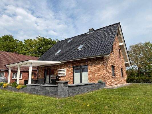 Hausansicht mit Terrasse