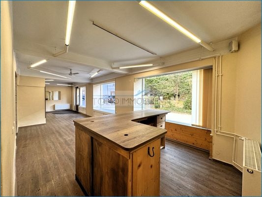 Verkaufsraum - große Fensterfront