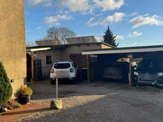 Carport und Nebengebäude