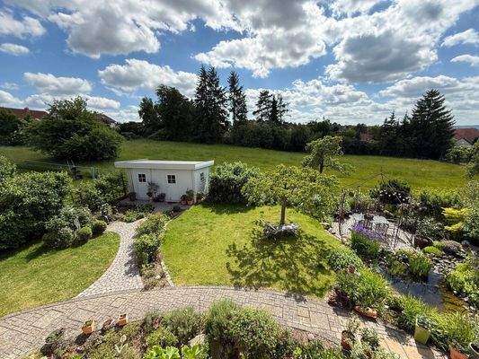 Blick in Garten mit Gartenhaus
