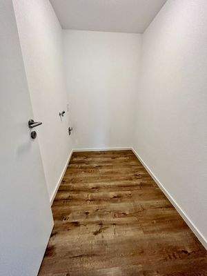 Abstellraum mit Waschmaschinenanschluss