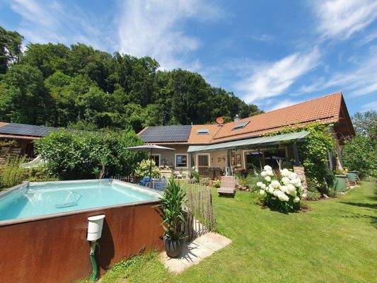 05. Gartenansicht mit Pool.JPG