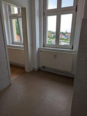 Küche mit Durchgang zum Wohnzimmer