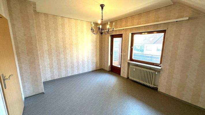 Kinderzimmer mit Zugang zum Balkon