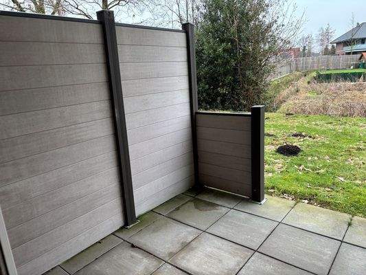 Terrasse mit Windschutz