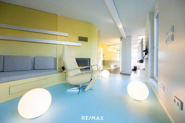 Lounge-Bereich mit Kamin, Fernseher und Zugang zur