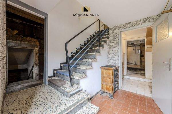 Zentrale Diele mit Zugang zu Stall und Waschküche. 