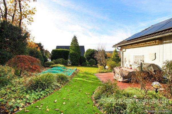 hinterer Garten mit Sonnenterrasse und Teich