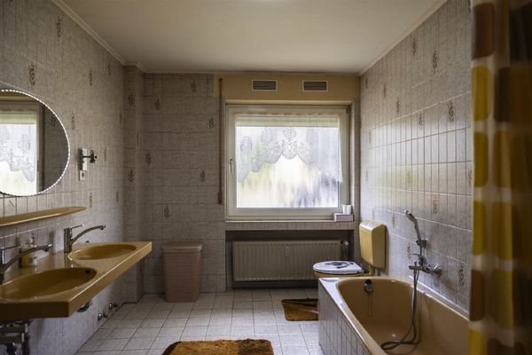 Bad mit Wanne und Dusche