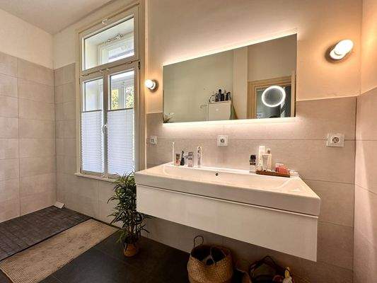 Modernes Duschbad im OG