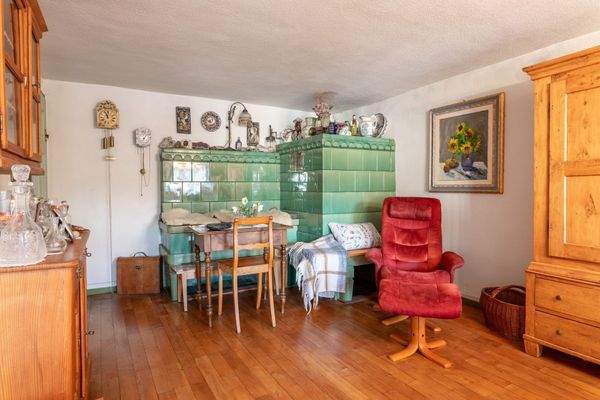 Wohnzimmer mit Kachelkunst