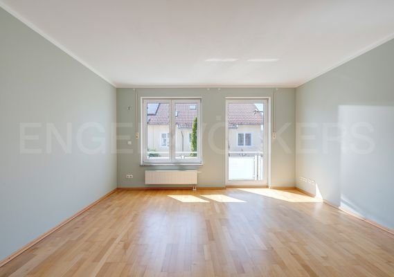 Zimmer mit Balkon im Obergeschoss