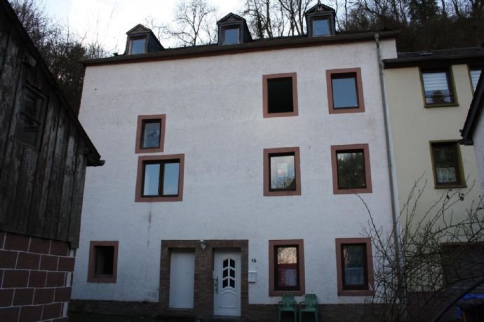 Zweifamilienhaus als Renditeobjekt in Neuerburg.