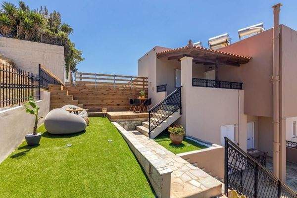 Ligaria: Villa mit drei Wohnungen und Pool zu verkaufen