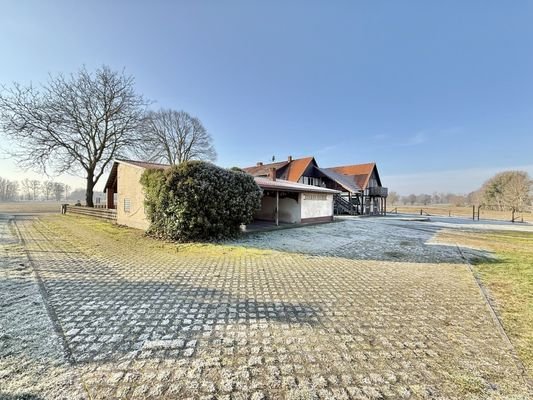 Garage und PKW-Stellplatz