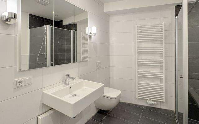 Bad mit Wanne und Dusche