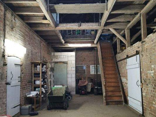 Die Tenne mit Aufgang zum großen Dachboden