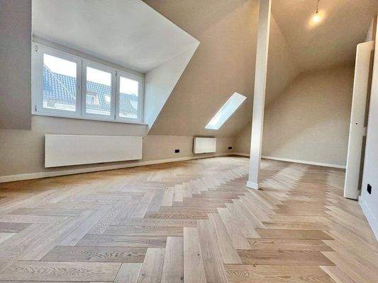 großes Schlafzimmer im 5. OG (auch teilbar)