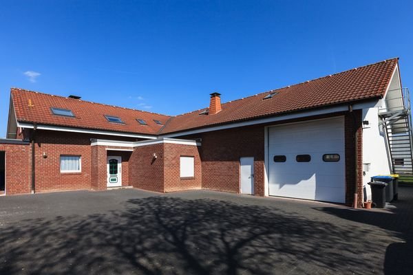 Wohnhaus mit Lagerhalle.jpg