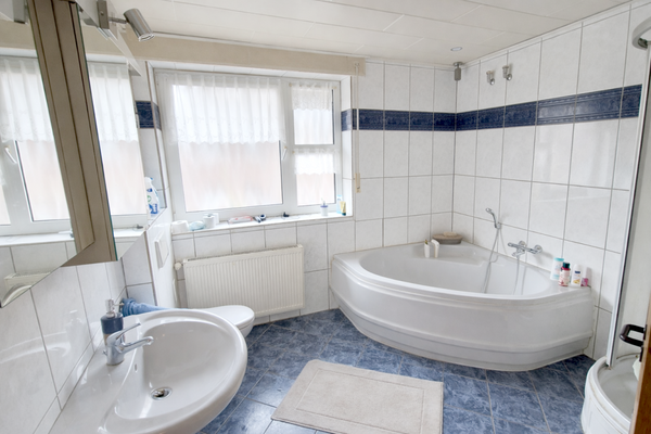 Badezimmer (1. OG)
