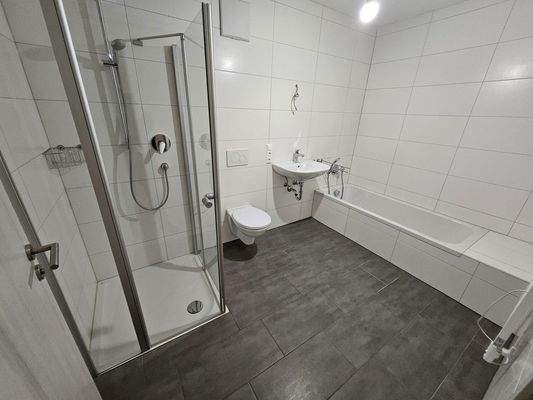 geräumiges Badezimmer