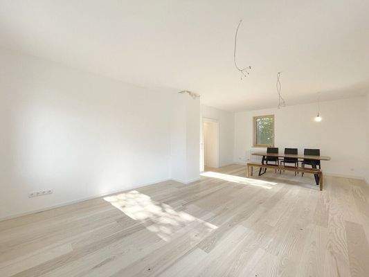 Nächster Blick durch das großzügige Wohnzimmer