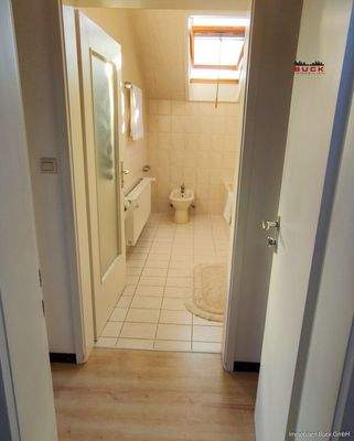 Dachgeschoss Blick vom WC Richtung Bad