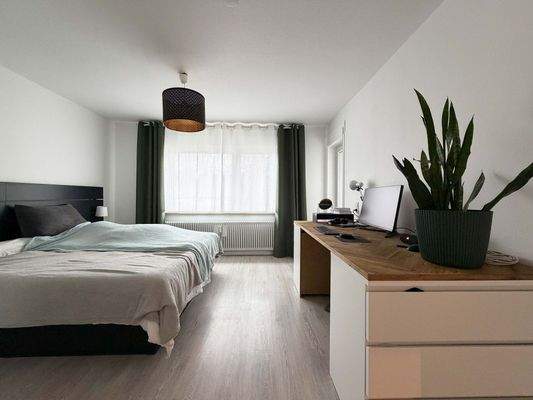 EG Schlafzimmer 1: Ruhiger Rückzugsort für erholsame Nächte und entspannte Morgen