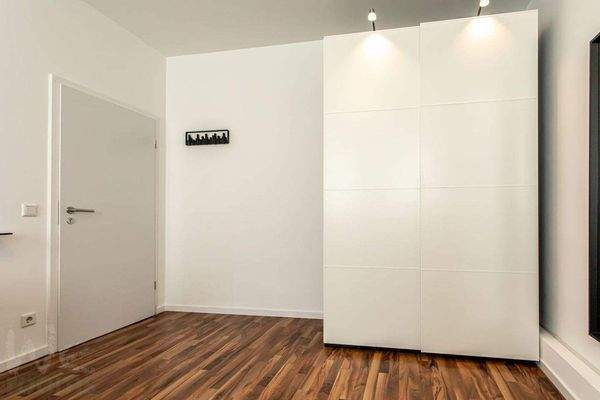 Blick auf Schrank und Zimmereingang