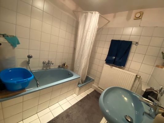 Bad mit Wanne und Dusche