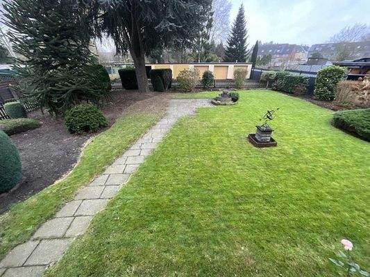 Garten mit Blick auf den Garagenhof