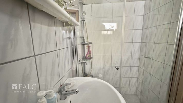 WC im Kellerbereich mit Dusche 