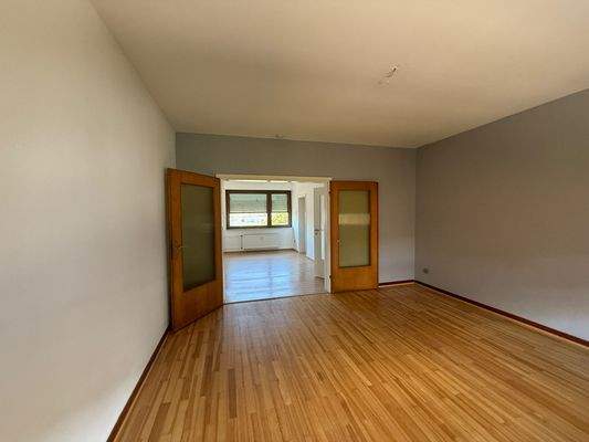 Wohnzimmer 1 - Straßenseite.jpeg