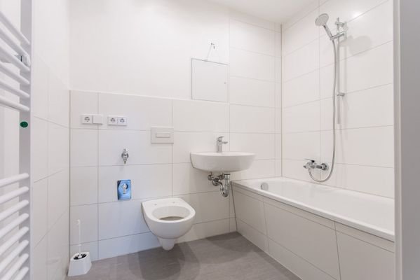Beispielbild Badezimmer mit Wanne