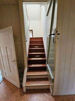 Flur, Tür zum SZ, Treppe ins DG.jpg