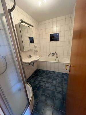 Bad mit Wanne und Dusche