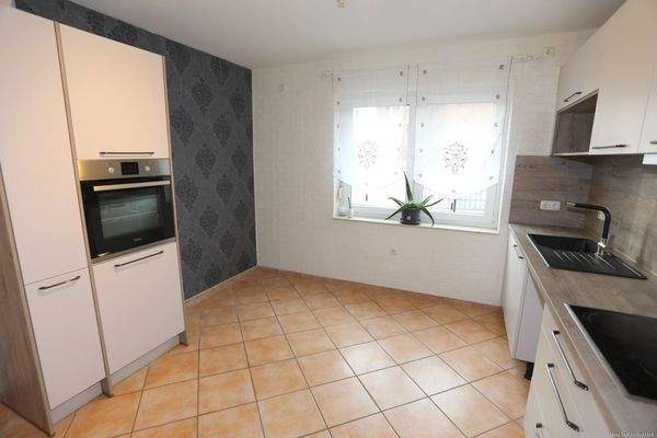 Küche mit Einbauküche