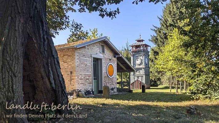 Die große Eiche hinter dem Lehnschulzenhaus, Backhaus und Turm.jpg