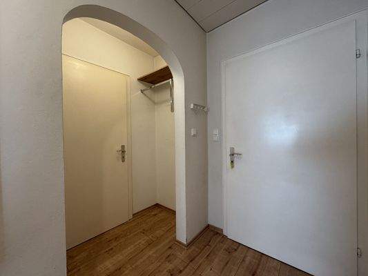 Garderobe + Zugang Speisekammer