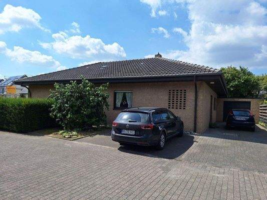 Vorderansicht mit 2 Stellpl. u. Garage.jpg