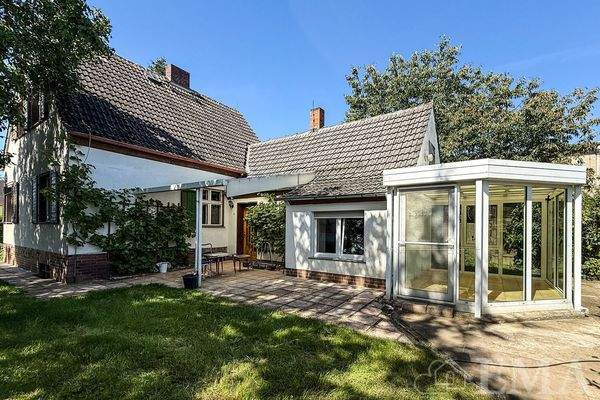 Hausansicht mit Wintergarten und Terrasse