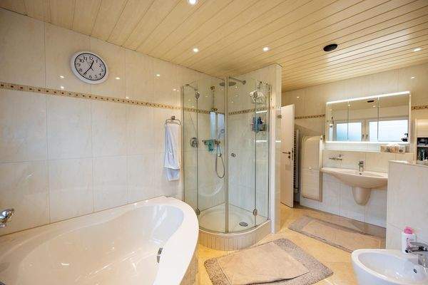 EG: Luxus-Bad mit Eckbadewanne