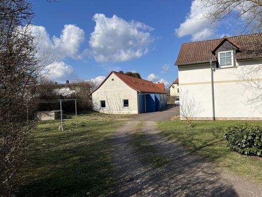 Seitlicher Weg zum Innenhof