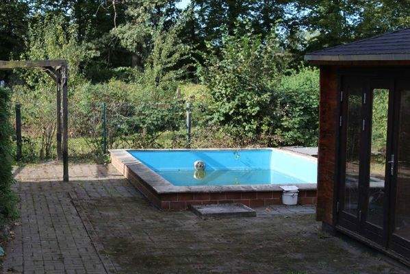 Pool mit Poolhaus